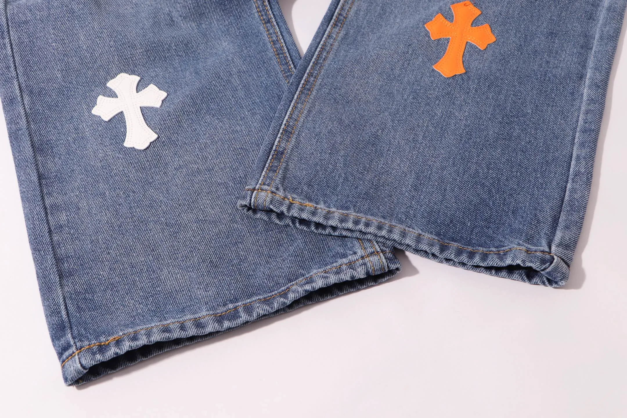 P260 Style number: H906 Croxin & 𝐂𝐡𝐫𝐨𝐦𝐞 𝐇𝐞𝐚𝐫𝐭 ss25 blue pants orange skin Sanskrit leather limited edition patchwork jeans. Styles with different washed textures are very friendly to people with thin legs. The slightly flared version perfectly modifies the leg shape. The timeless and moderate length makes it easy to match and match. It is the basis for various styles and is a must-have in your wardrobe! The fabric is stiff but also makes the upper body soft without losing texture. The washing process is even more perfect. It is a must-have item for everyone! ! ! Washed wheat, hang tag, pants label, three labels complete Color: blue Size: 28-30-32-34
